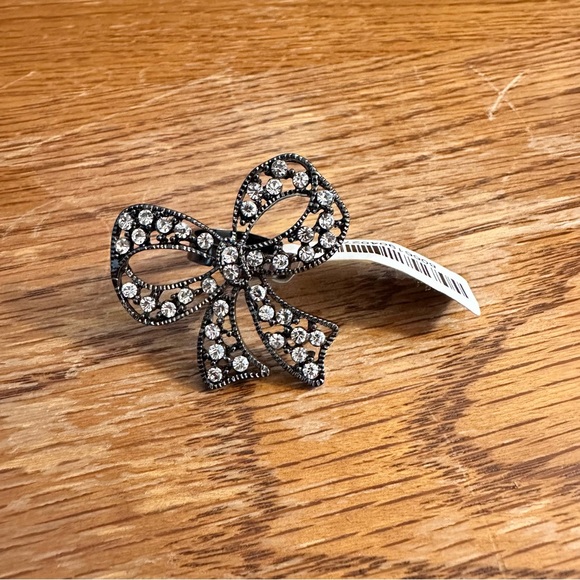 Forever 21 Dark Grey Crystal Bow Ring Size 7 - Picture 2 of 3